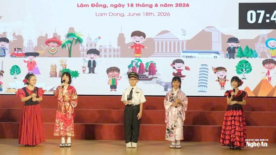 Em Ngô Diễm Quỳnh - Lớp 3H, Trường Tiểu học Thị trấn xã Đại Đồng (cầm míc) cùng nhóm của mình trong một phần thi tại chương trình “Thiếu nhi Việt Nam - Vươn ra thế giới 2026. Ảnh: NVCC