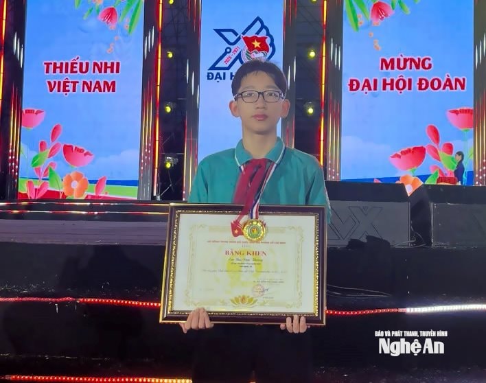 Em Bùi Đức Thăng - Học sinh Trường THCS Hưng Bình, phường Thành Vinh đạt giải Nhất, Giải Cờ vua thiếu nhi Việt Nam năm học 2025 - 2026. Ảnh: NVCC