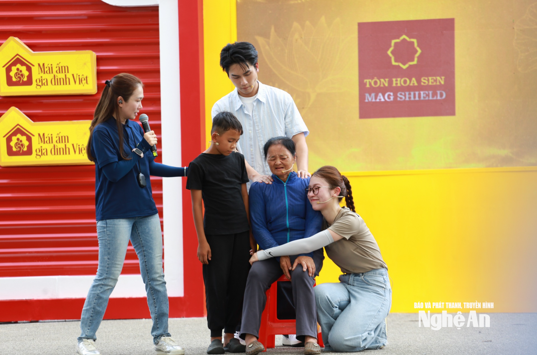MC Khánh Vy cùng các nghệ sĩ khách mời không nén được xúc động trước những hoàn cảnh éo le trong chương trình.