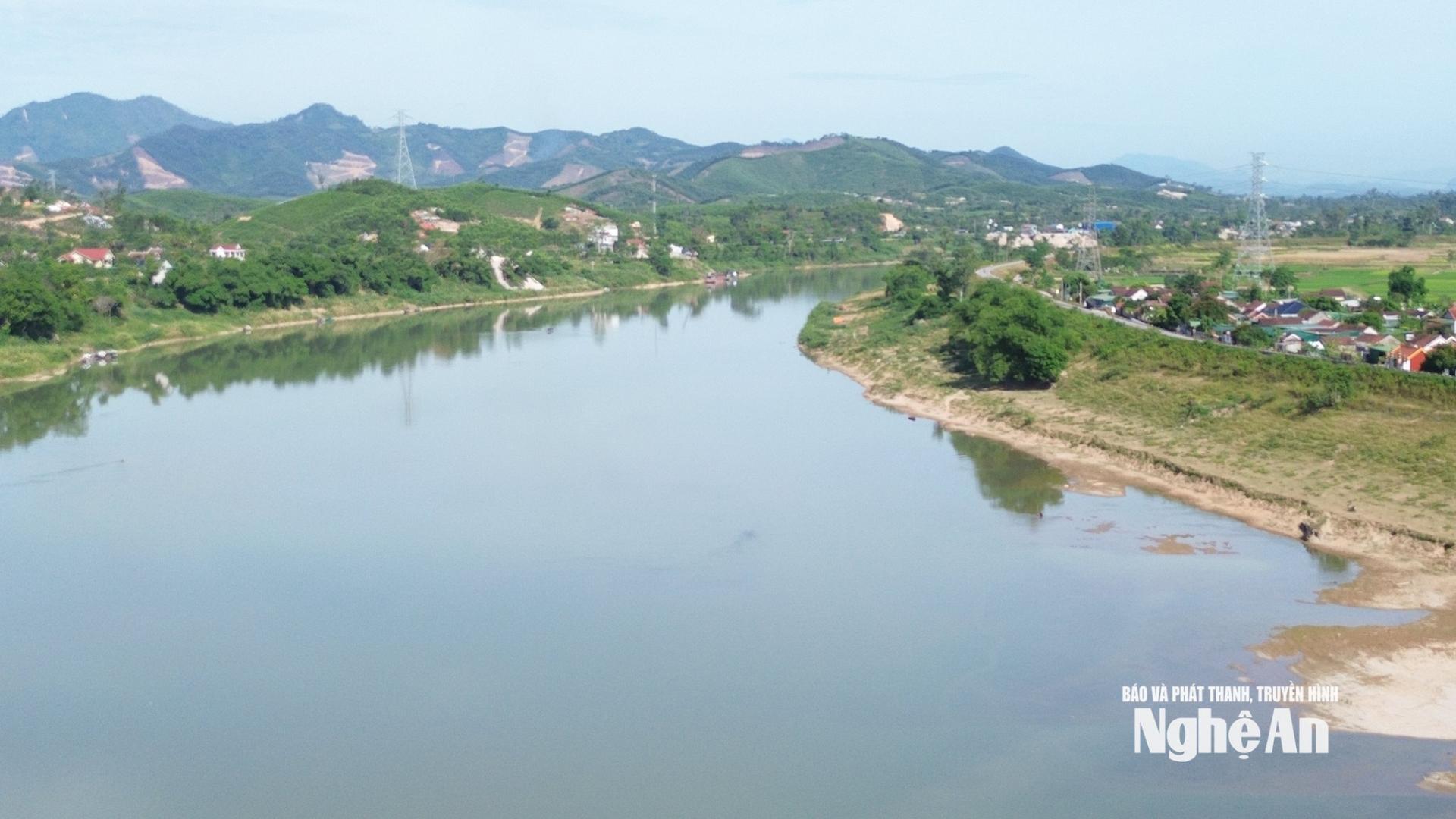 Sông Lam nơi cung cấp nguồn nước tưới cho hàng nghìn ha đất sản xuất thuộc các xã vùng ven. Ảnh: XH