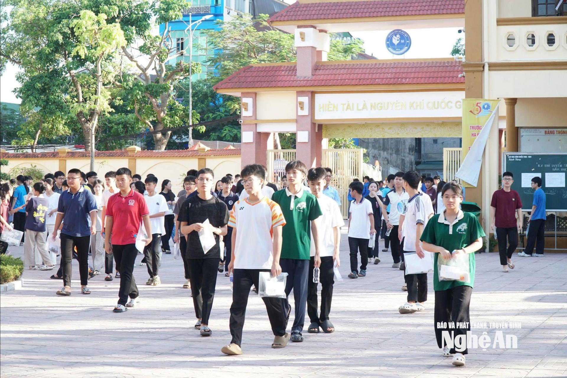 Năm nay, điểm thi vào lớp 10 ở Nghệ An cao hơn các năm trước, trong đó có nhiều em trên 29 điểm. Ảnh: Mỹ Hà