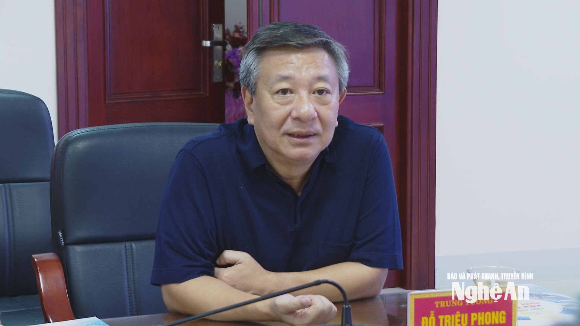 Trung tướng Đỗ Triệu Phong - Cục trưởng Cục Truyền thông Công an nhân dân trao đổi tại cuộc làm việc. Ảnh: Bùi Thọ