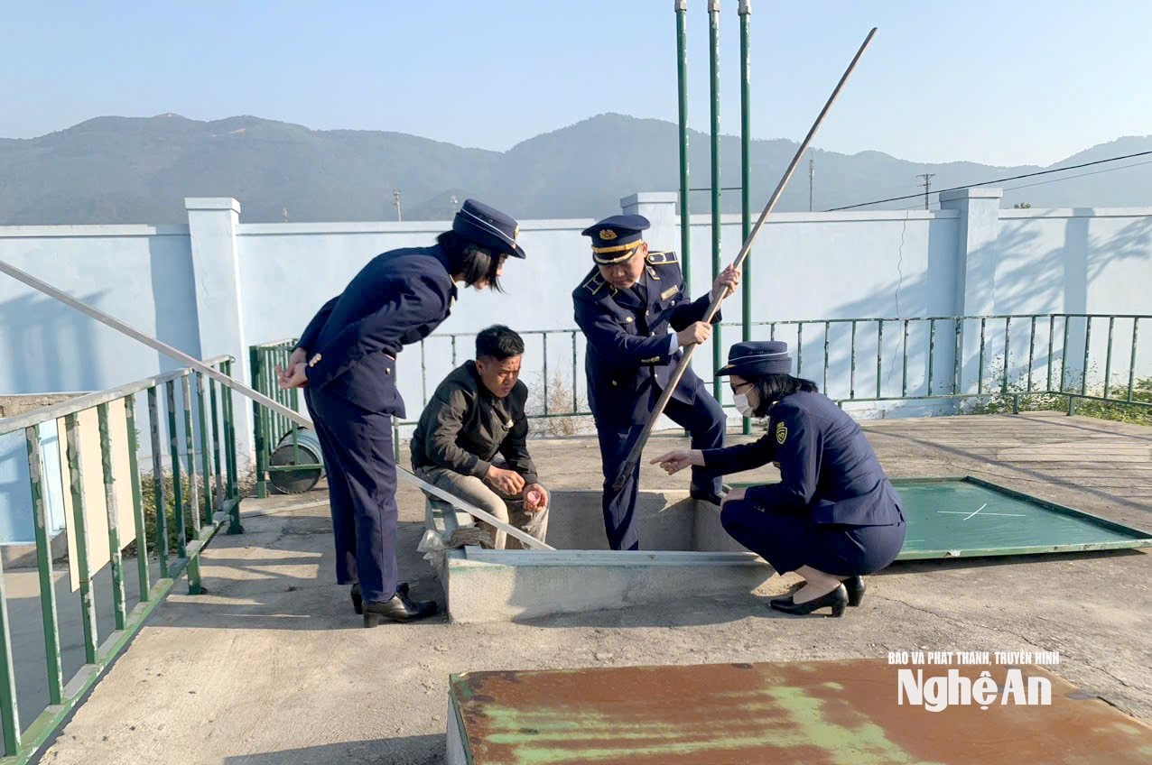 Lực lượng chức năng kiểm tra tình hình cung ứng xăng, dầu trên địa bàn Nghệ An. Ảnh: Q.A