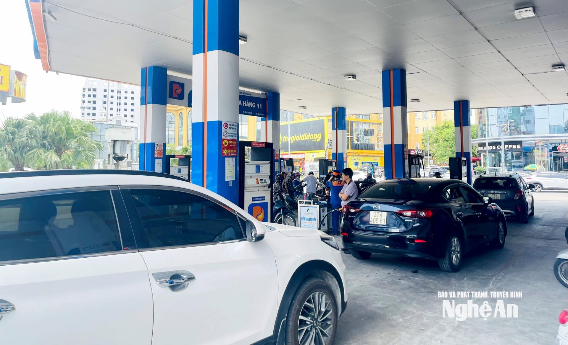 Ô tô xếp hàng chờ đổ xăng E10 tại cây xăng số 11, phường Thành Vinh sáng 1/6. Ảnh: Q.A