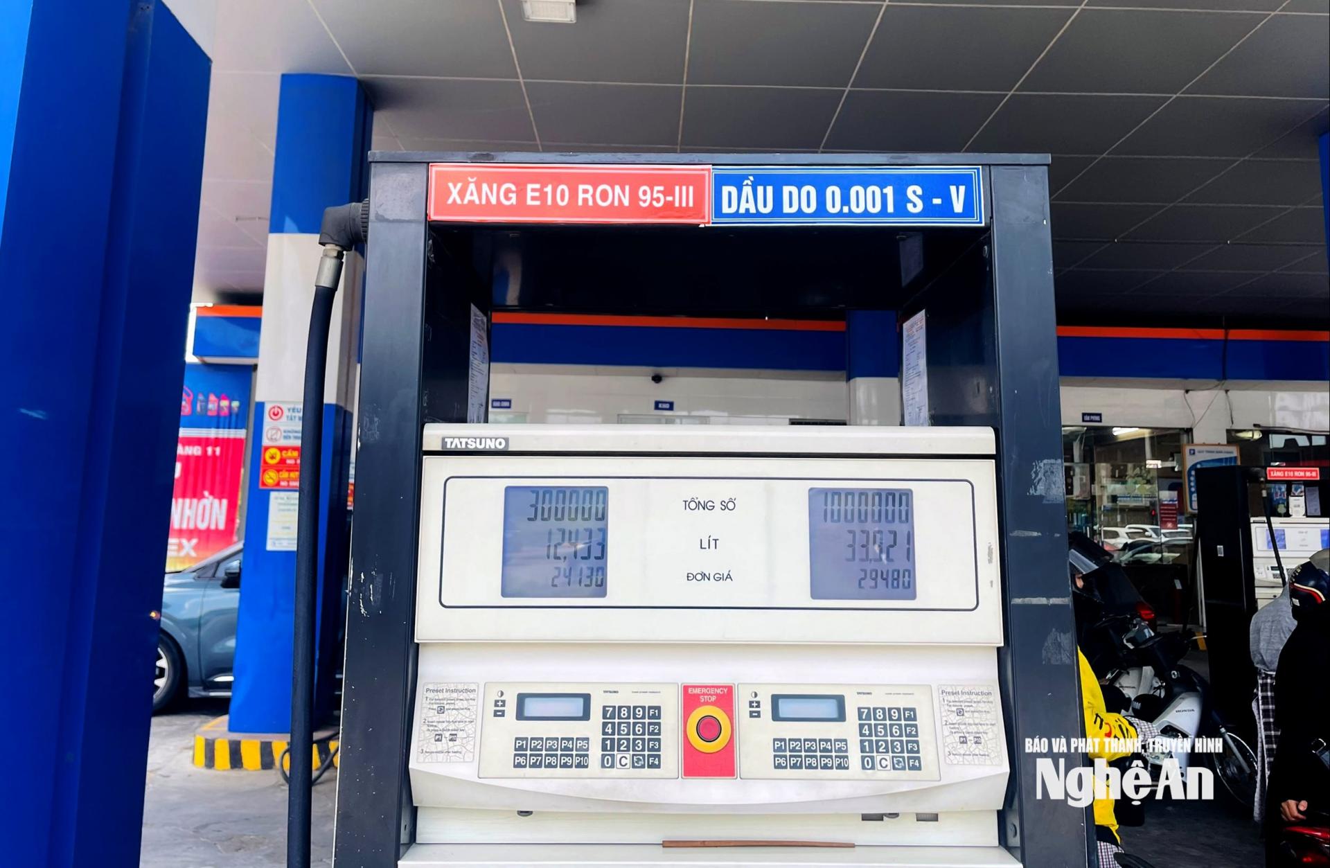 Nhiều cây xăng hiện chỉ bán duy nhất xăng E10 RON95, không bán xăng E5 RON92. Ảnh: Quang An