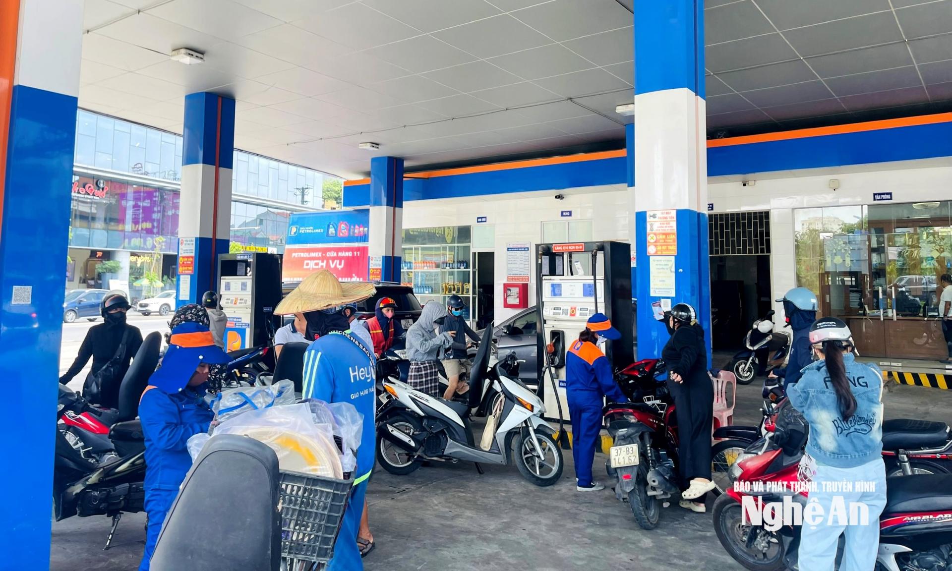 Các cây xăng đều có nguồn cung ổn định trong ngày đầu triển khai xăng E10. Ảnh: Q.A