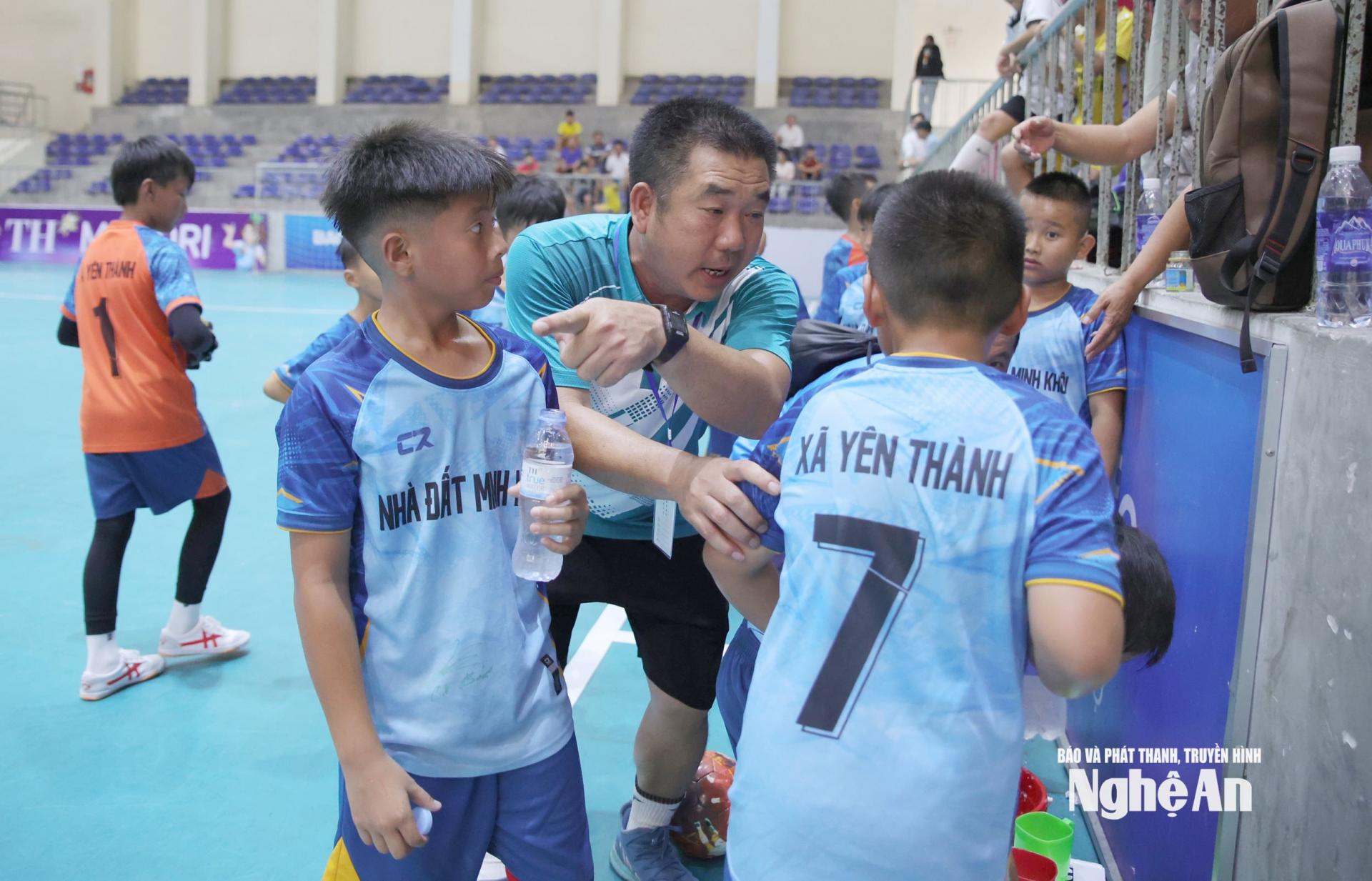 Huấn luyện viên đội Nhi đồng xã Yên Thành động viên tiếp thêm sự tự tin cho các cầu thủ nhí. Ảnh: Thanh Quỳnh