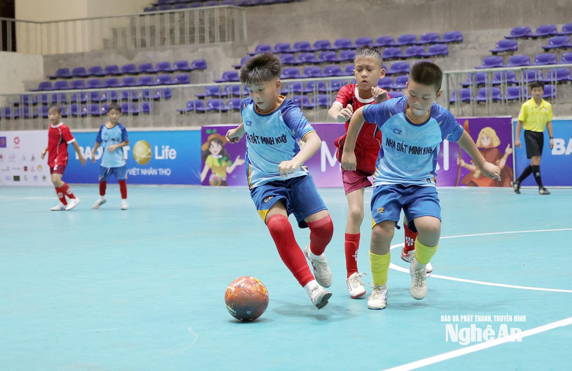 Những màn tranh bóng quyết liệt. Ảnh: Thanh Quỳnh