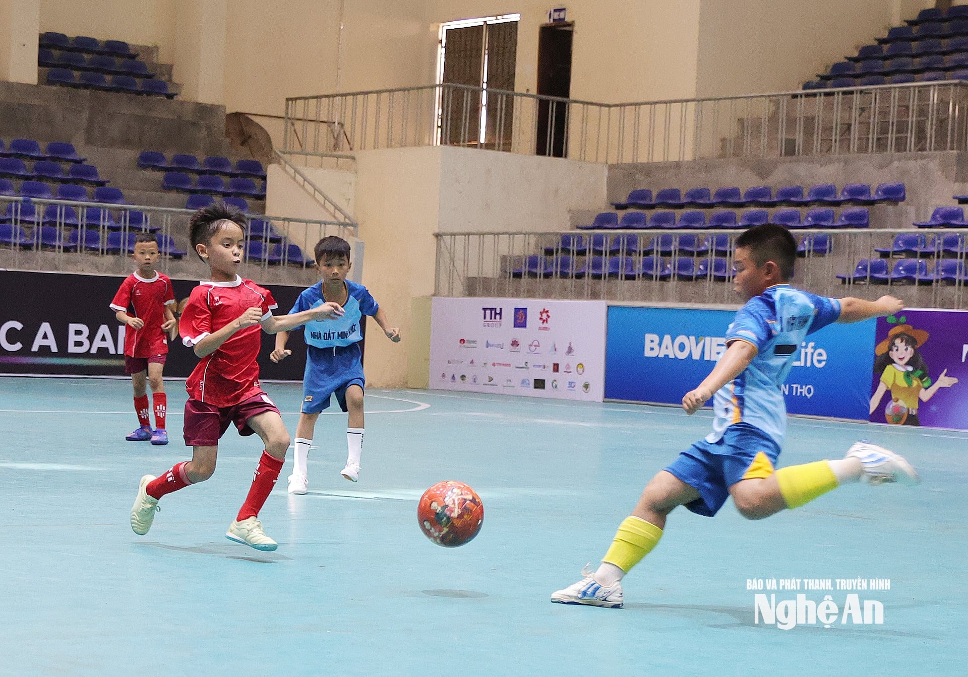 Hai đội bóng đến từ xã Yên Thành và xã Tam Hợp nhập cuộc đầy quyết tâm, tạo nên những pha tranh chấp bóng quyết liệt ngay sau tiếng còi khai cuộc. Ảnh: Thanh Quỳnh