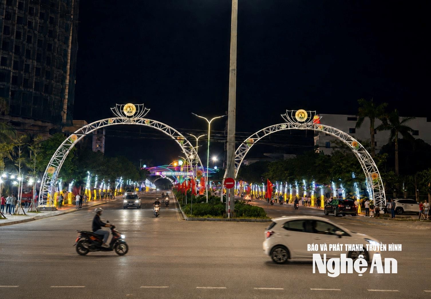 Dù có lợi thế không gian biển và hệ thống chiếu sáng khá bắt mắt, nhưng du lịch đêm ở Cửa Lò vẫn chủ yếu dừng ở dạo biển, ăn uống, thiếu các sản phẩm trải nghiệm được tổ chức thường xuyên. Ảnh: Minh Quân