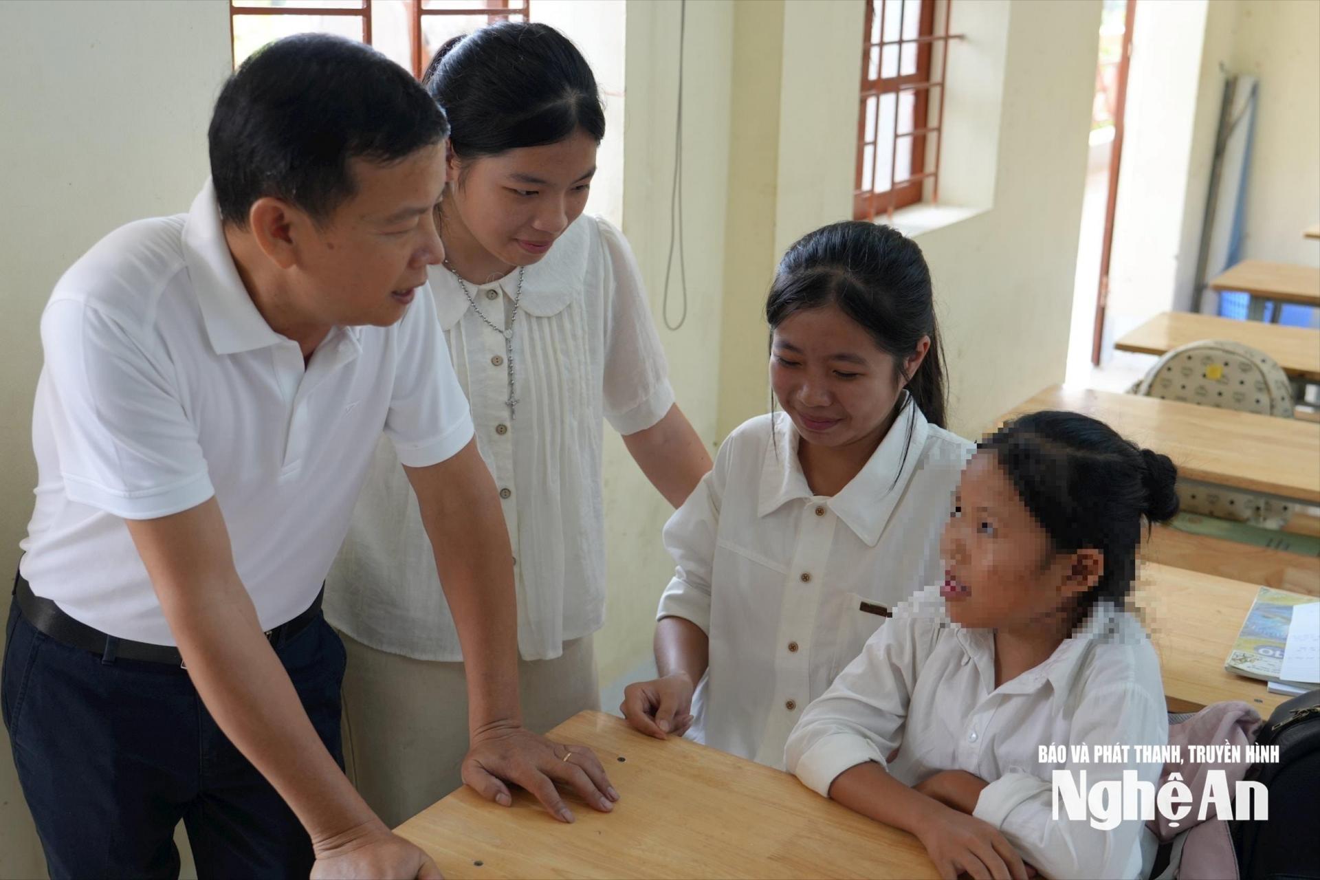 Ngoài dạy học trên lớp, các giáo viên dạy học sinh khuyết tật thường đồng hành, hỗ trợ với học sinh ở nhiều hoạt động khác. Ảnh: Mỹ Hà