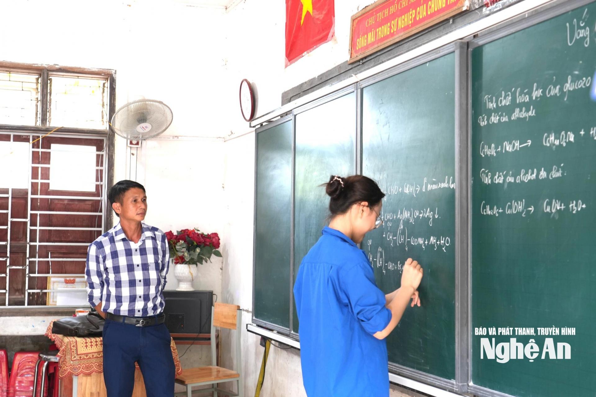 Tiết ôn tập của học sinh lớp 12 - Trường THPT Anh Sơn 3. Ảnh: Mỹ Hà