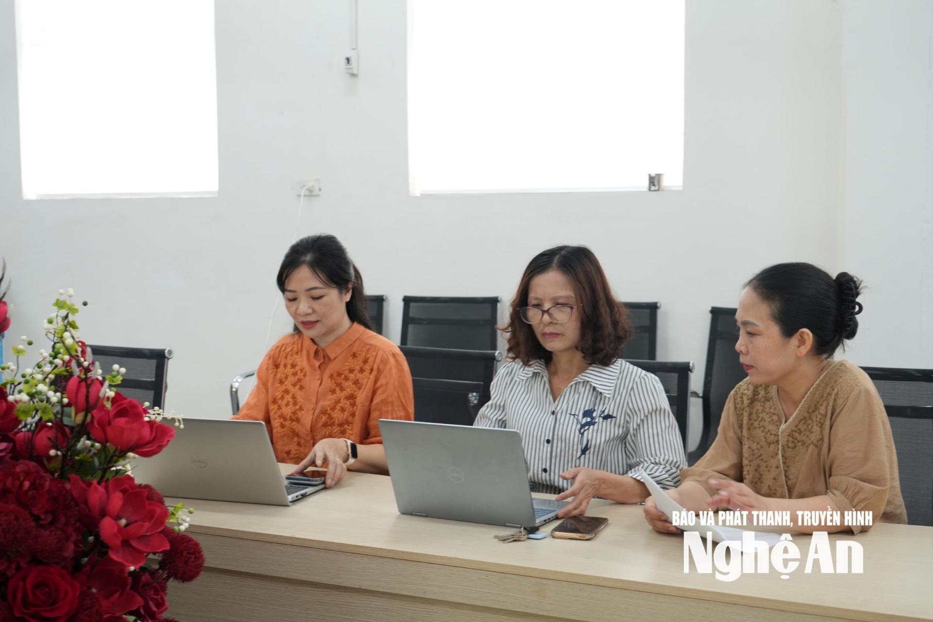 Trường Tiểu học Hưng Phúc tuyển sinh đầu cấp theo hình thức trực tuyến. Ảnh: Mỹ Hà