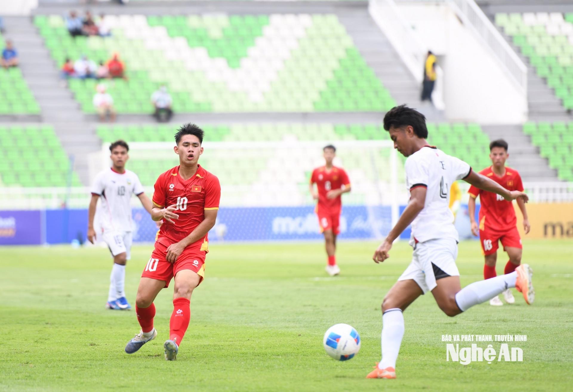 Quốc Hòa (số 10) chơi năng nổ ở trận ra quân giải U19 Đông Nam Á. Ảnh: Hải Hoàng