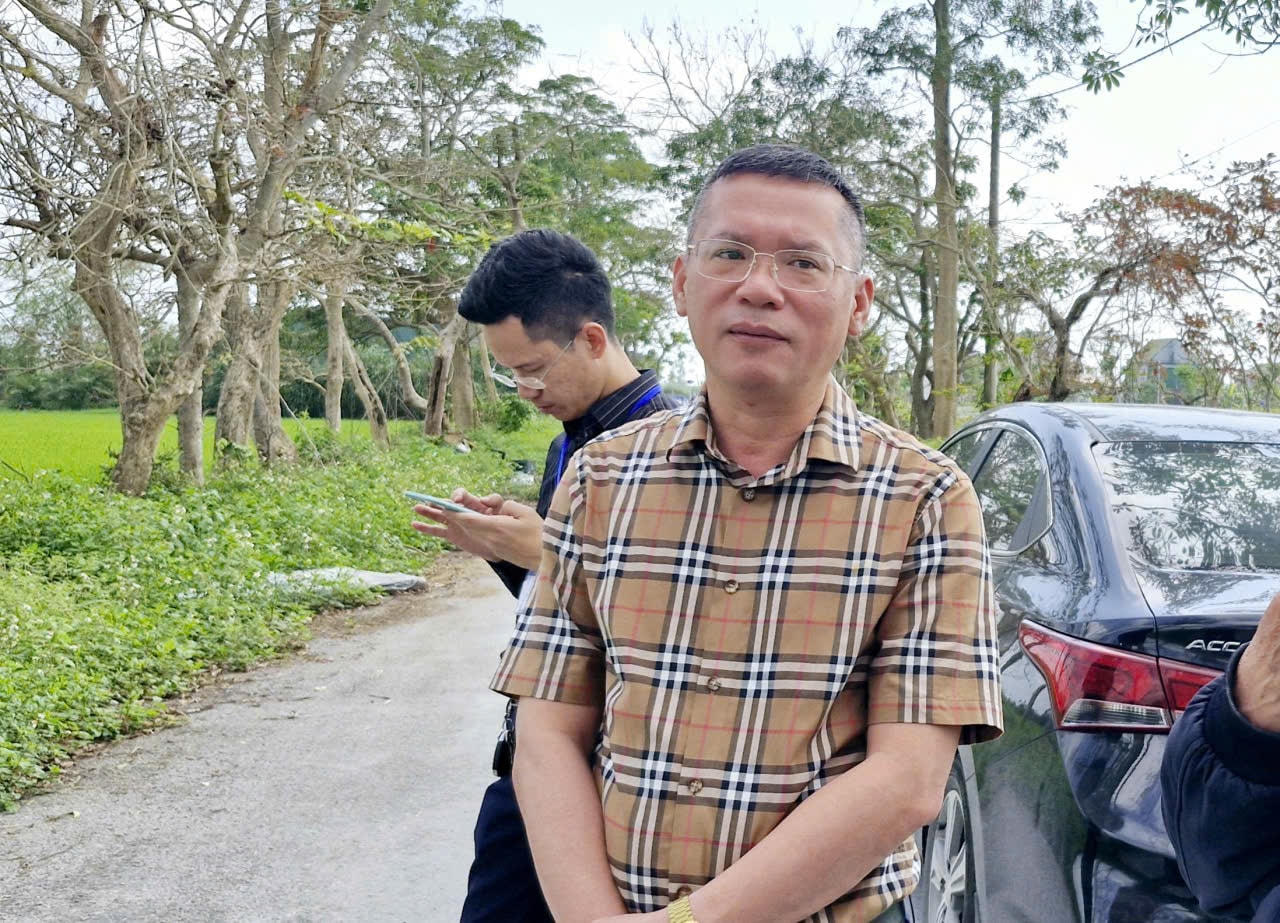 Phó Chủ tịch UBND Phường Vinh Phú, ông Hoàng Năng Hiệp nói về thực trạng dự án chậm tiến độ trên địa bàn. Ảnh: Nhật Lân