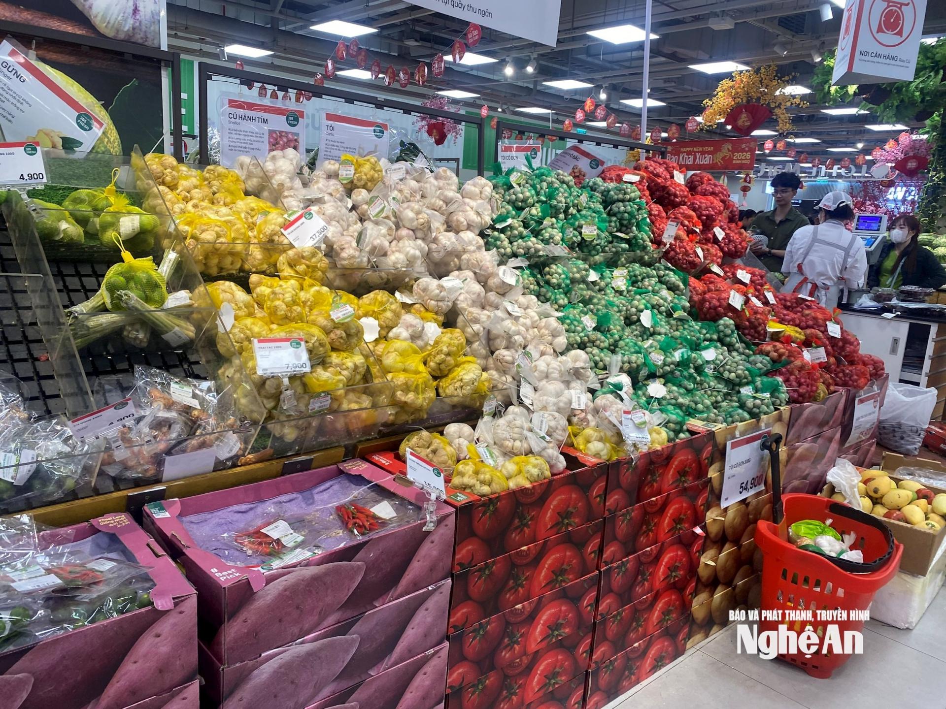 Tại các siêu thị, rau củ quả được bày bán đa dạng. Ảnh: T.H