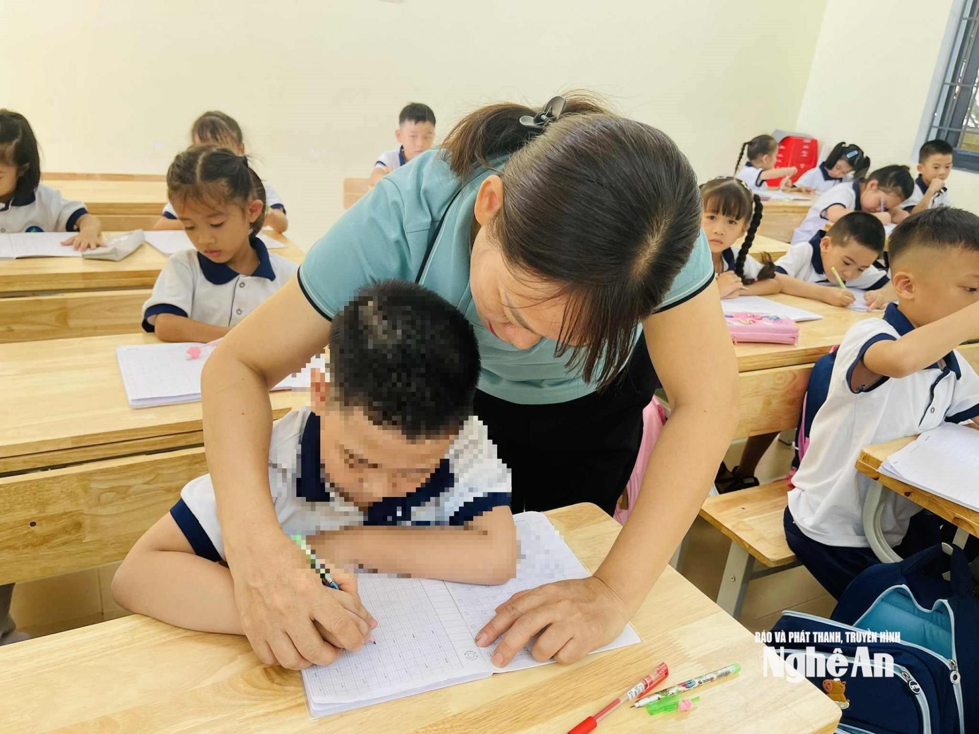 Theo Nghị định số 28/2012/NĐ-CP của Chính phủ, giáo viên dạy học sinh khuyết tật sẽ được nhận phụ cấp hỗ trợ một phần kinh phí. Ảnh: Mỹ Hà