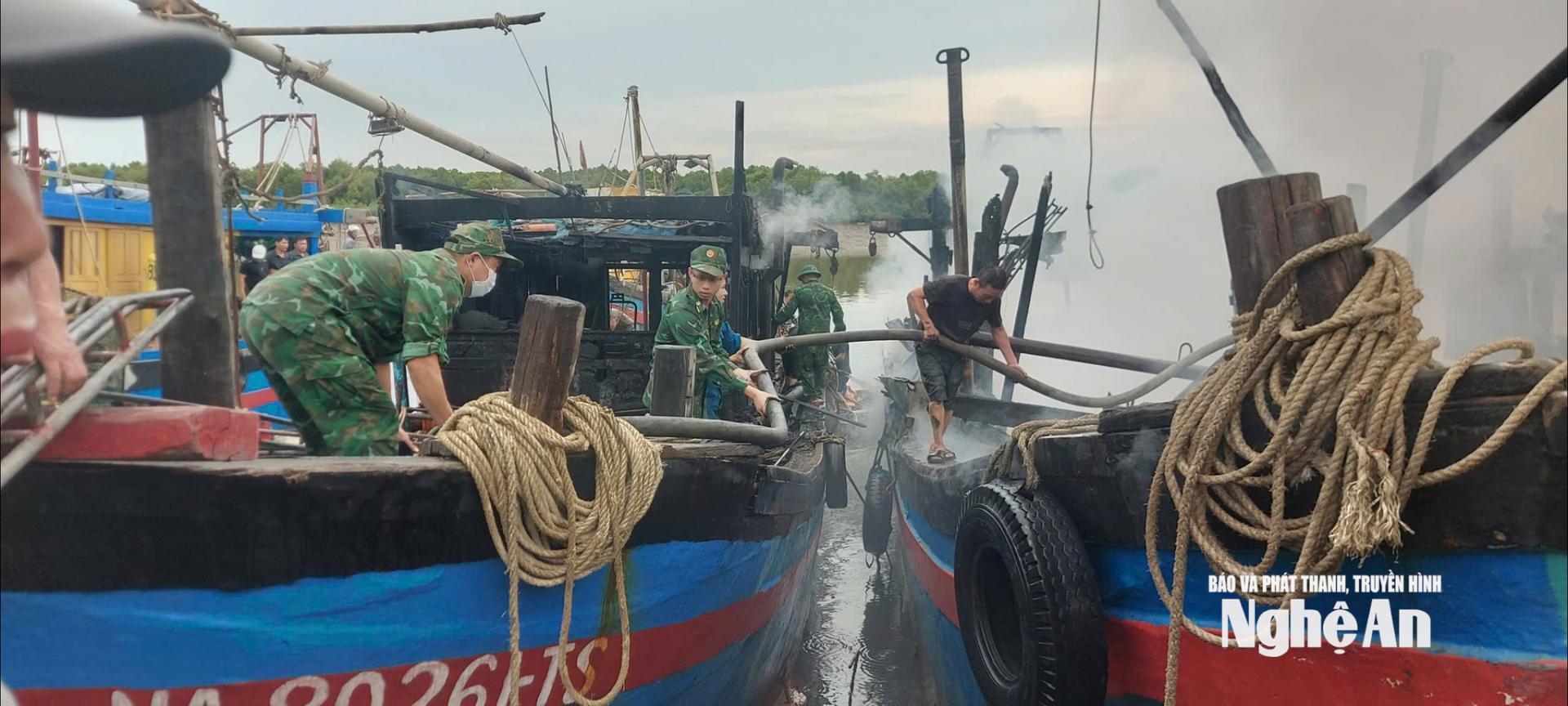 Cán bộ, chiến sĩ Đồn Biên phòng Quỳnh Thuận cùng các lực lượng tham gia chữa cháy. Ảnh: CSCC