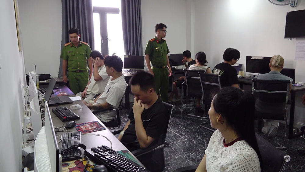 Công an bắt quả tang các đối tượng người nước ngoài lắp đặt thiết bị tại nhà nghỉ Bảo Ly ở phường Thuận Giao. Ảnh: CACC