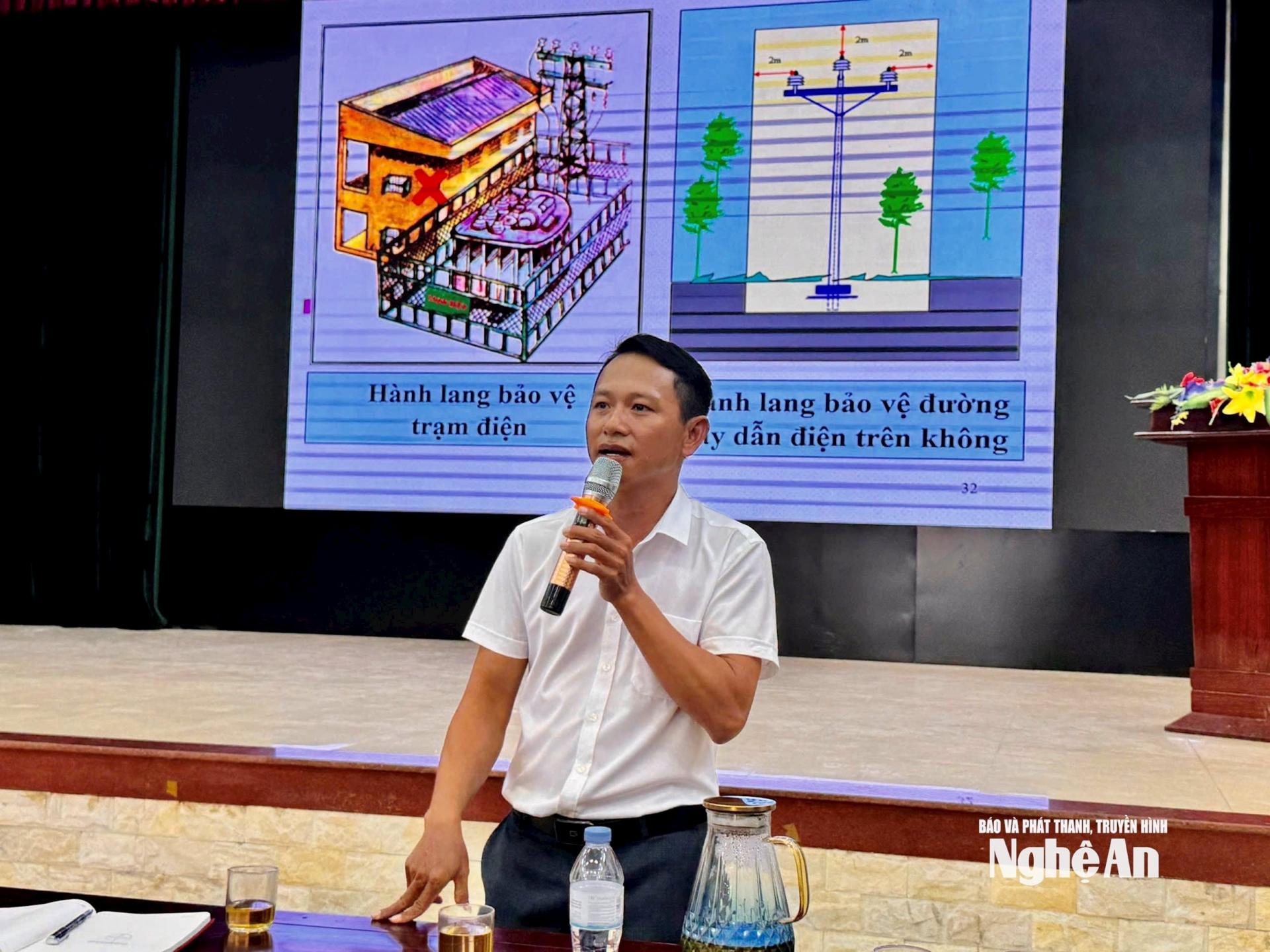 Cán bộ đội quản lý điện lực khu vực hướng dẫn an toàn điện trong gia đình, hành lang an toàn điện cao áp lưới điện. Ảnh tư liệu: P.V