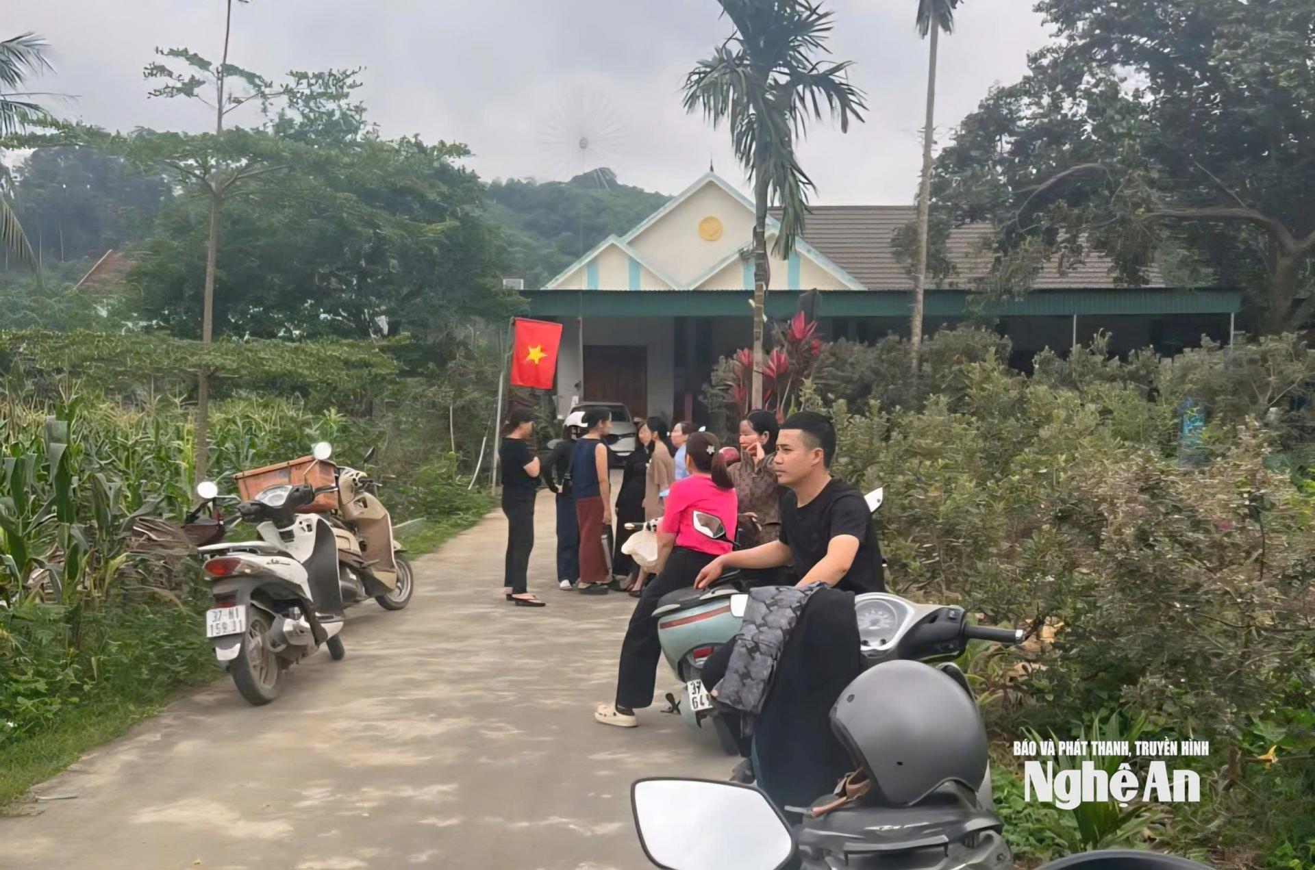 Người dân tập trung trước nơi ở của chủ phường hụi để mong lấy lại tiền. Ảnh tư liệu: T.H