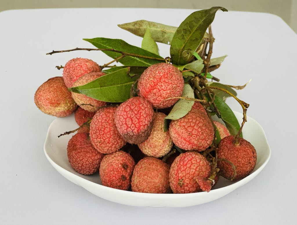 Vải thiều là loại quả phổ biến vào mùa hè, chứa nhiều vitamin C. Ảnh: Ban Mai