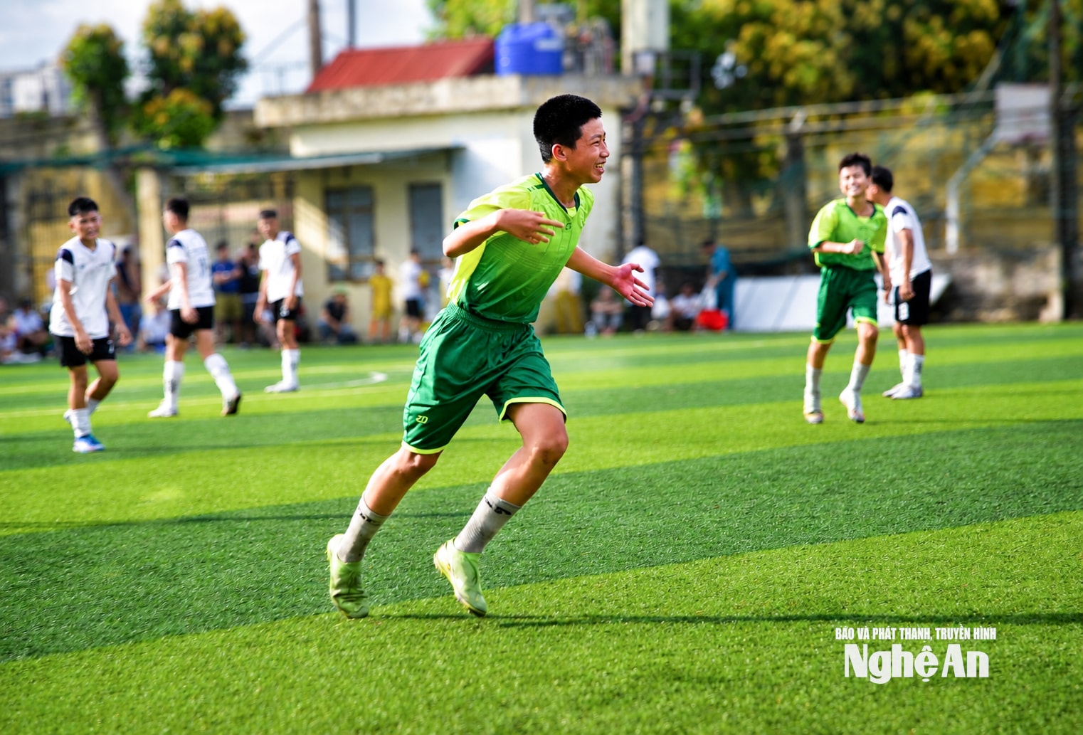 Nguyễn Anh Quân mừng bàn thắng gỡ hòa cho TN Vạn An. Ảnh: Minh Quân