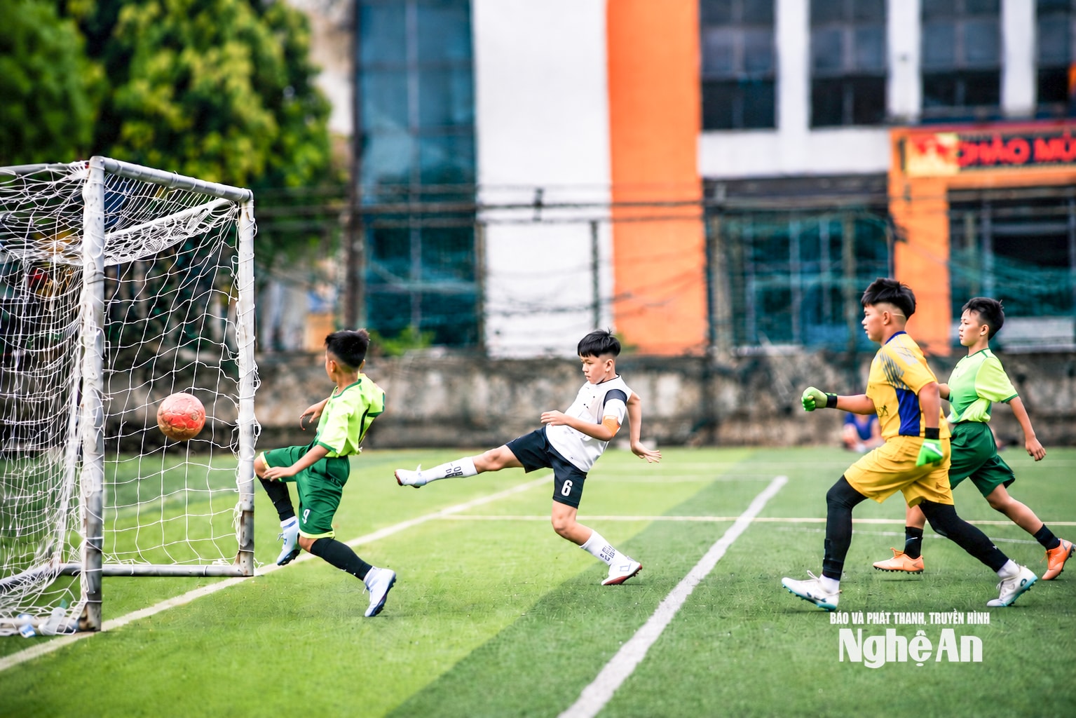 Tình huống nâng tỷ số lên 3-1 của số 6 Hà Anh Khoa. Ảnh: Minh Quân