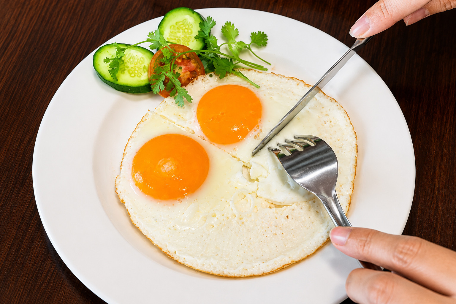 Các chuyên gia không khuyến nghị ăn trứng sống, lòng đào. Ảnh: Ban Mai