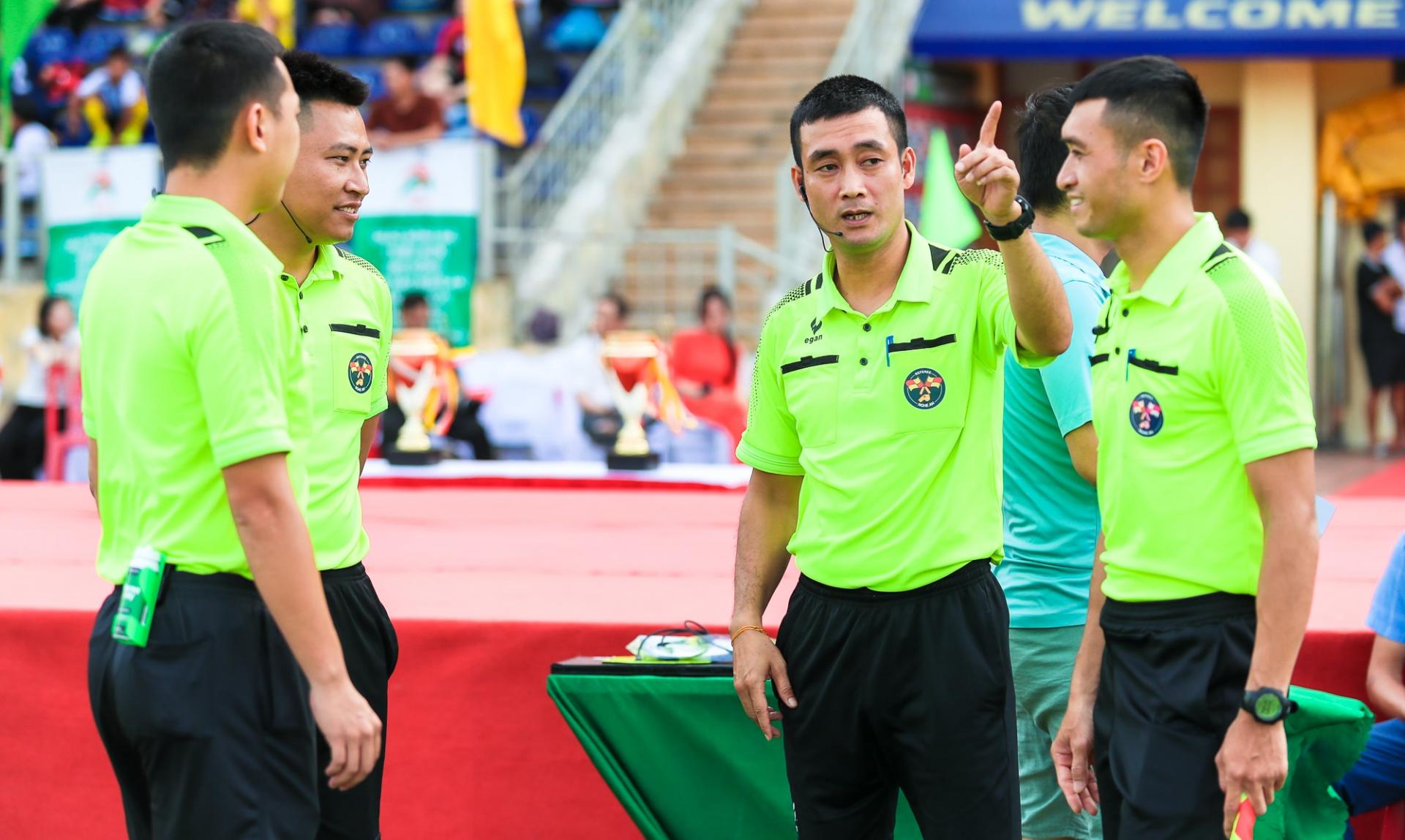 Trọng tài FIFA Trần Duy Khánh đã đồng hành cùng Cúp Báo và phát thanh, truyền hình Nghệ An trong suốt 24 năm qua. Ảnh: Đức Anh