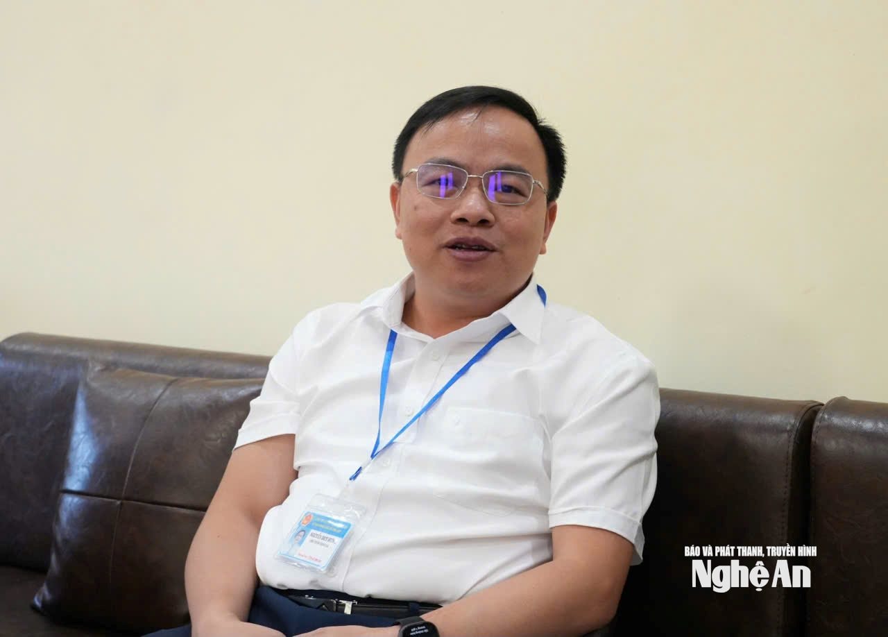 Chủ tịch UBND xã Tam Hợp Nguyễn Duy Hưng nói về thực trạng bất cập của quy hoạch Khu công nghiệp Sông Dinh do nhiều năm không được triển khai thực hiện. Ảnh: Tiến Đông