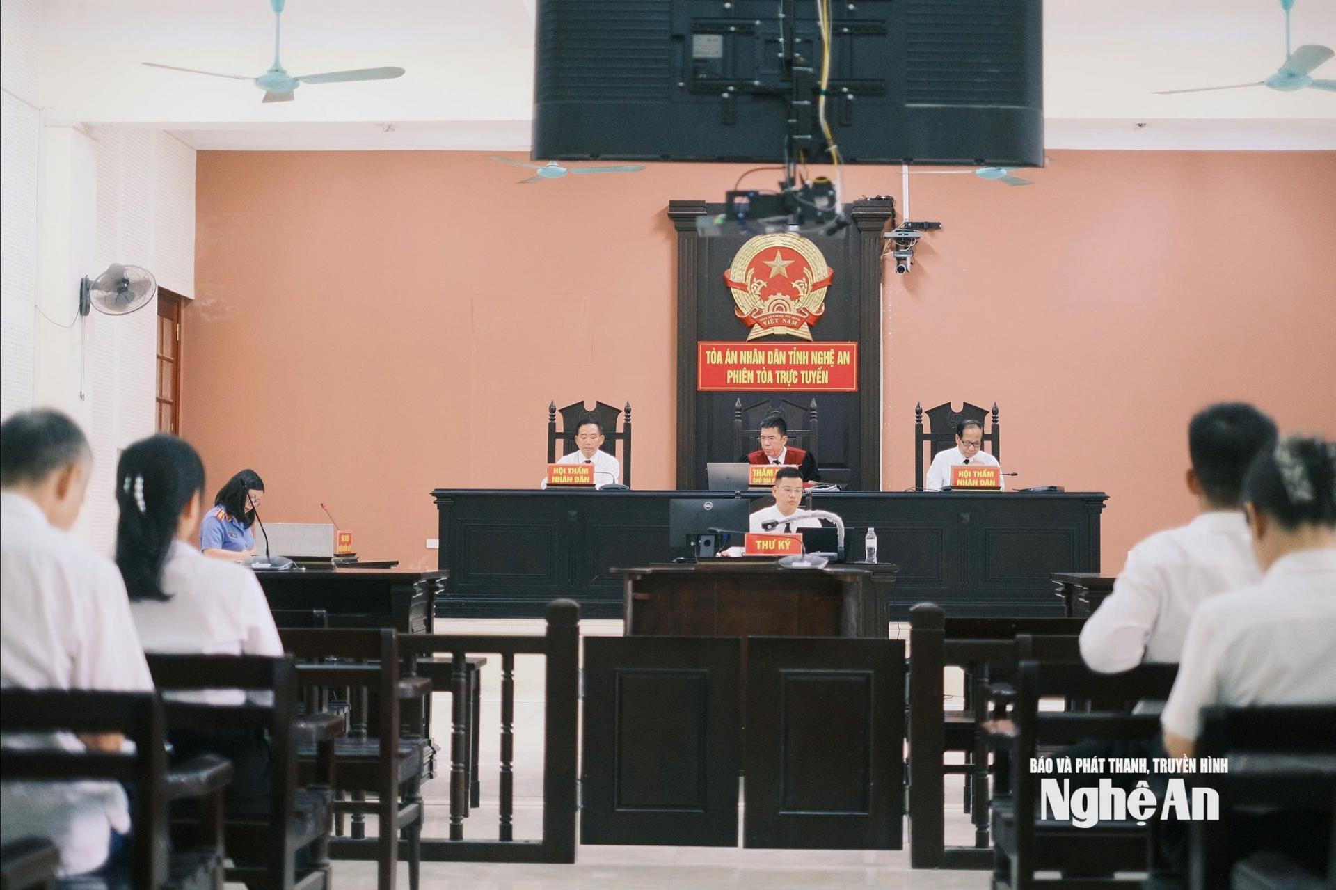 Toàn cảnh phiên toà.