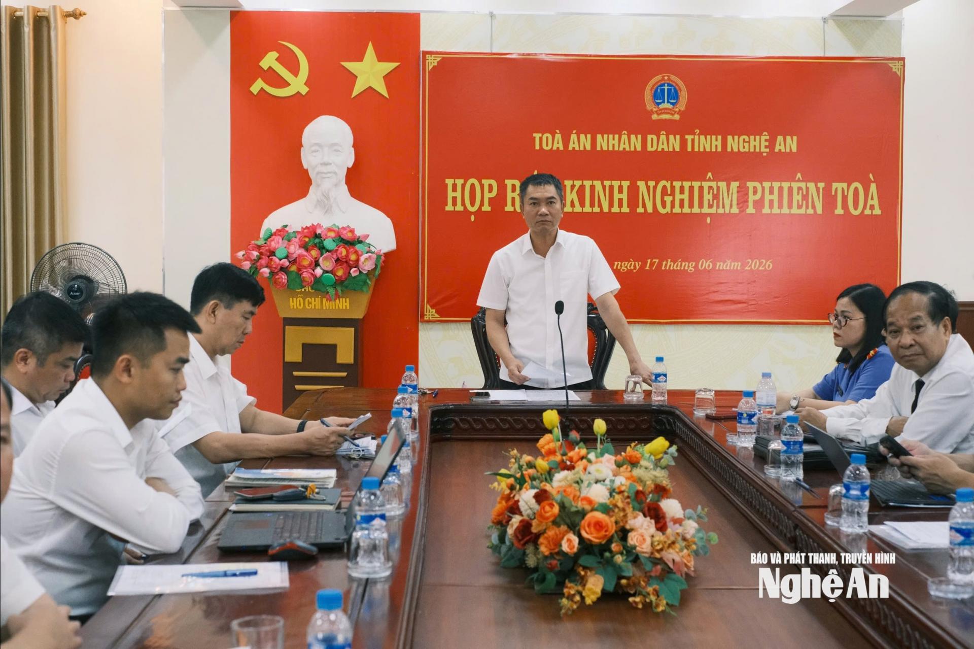 Đồng chí Phạm Hồng Trang - Phó Chánh án Tòa án nhân dân tỉnh Nghệ An chủ trì họp rút kinh nghiệm sau xét xử.