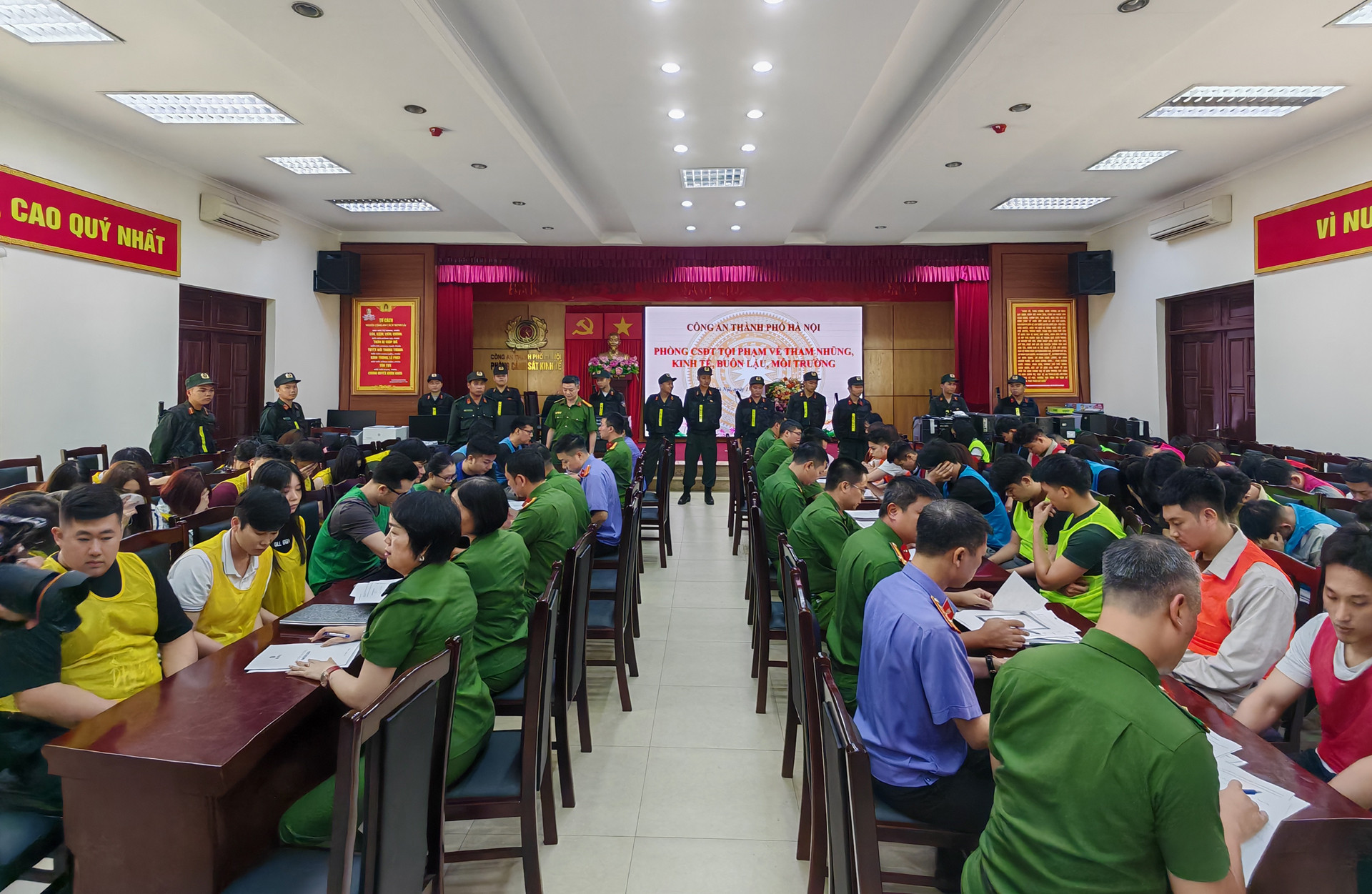 Cơ quan công an làm việc với các đối tượng liên quan đến vụ án. Ảnh: CACC