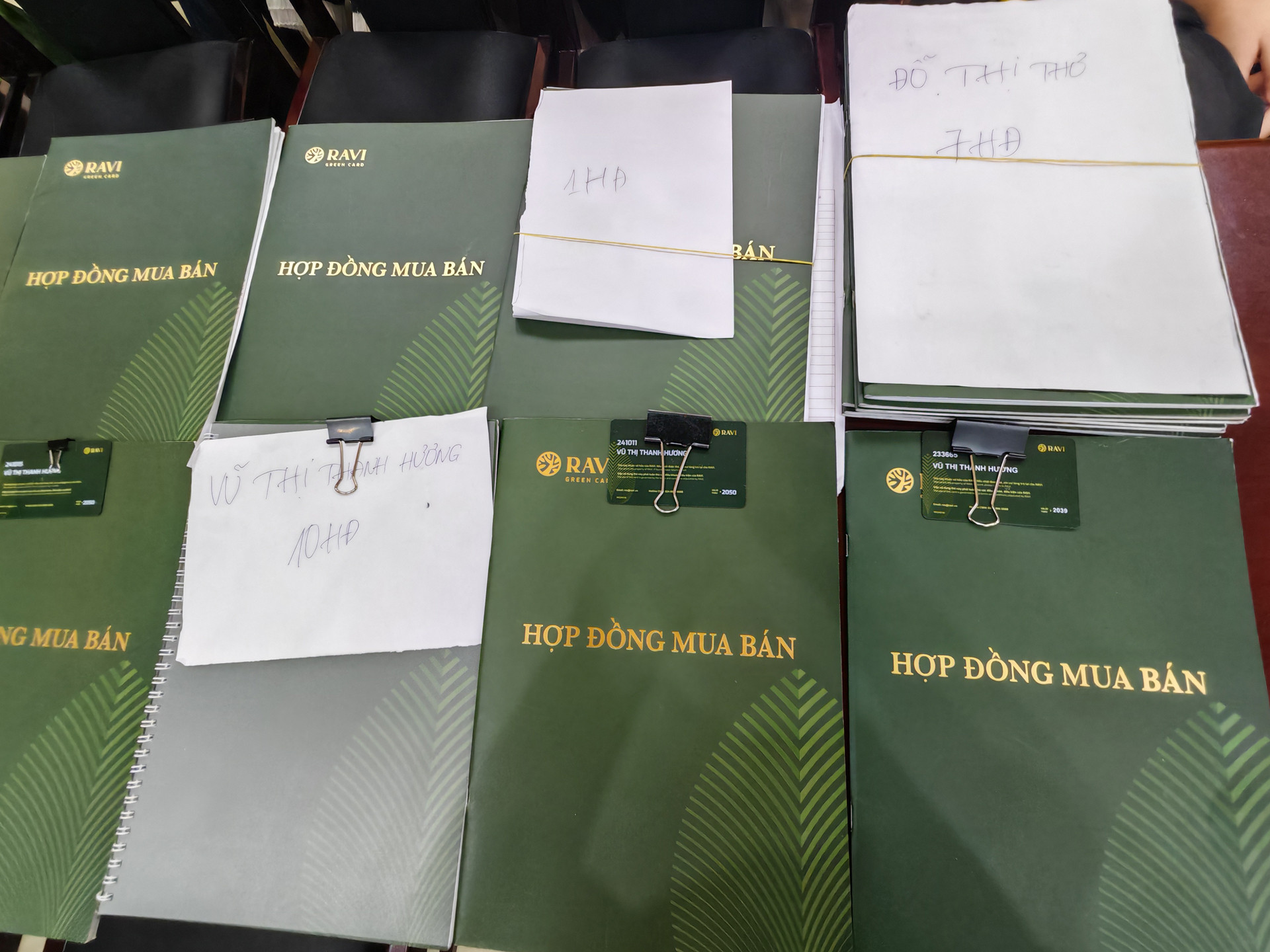 Những bộ hợp đồng mua bán kỳ nghỉ du lịch. Ảnh: CACC