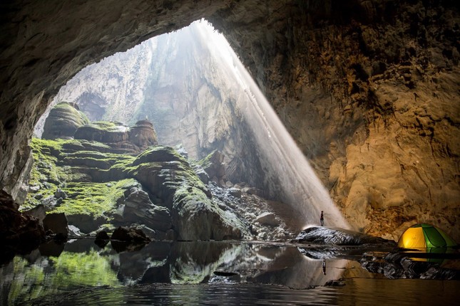Hang Sơn Đoòng không chỉ được biết đến là hang động lớn nhất thế giới mà còn là hang có đặc điểm địa chất địa mạo tiêu biểu.