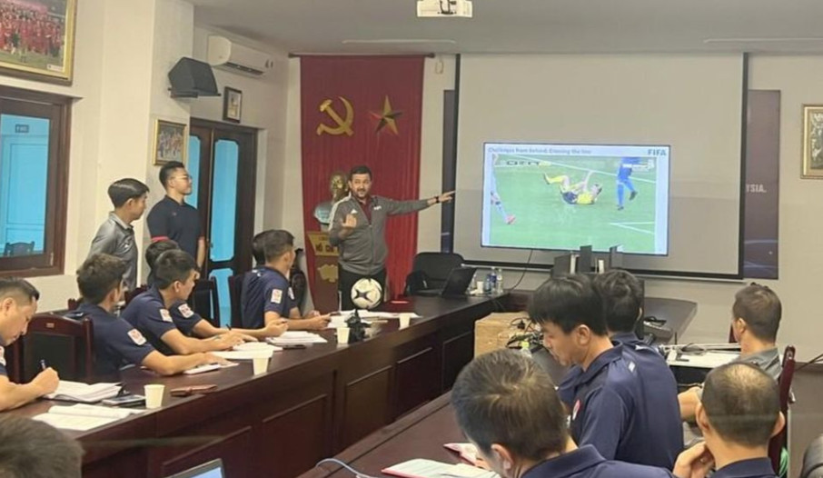 Giảng viên FIFA huấn luyện các trọng tài Việt Nam sử dụng VAR. Ảnh: VPF.