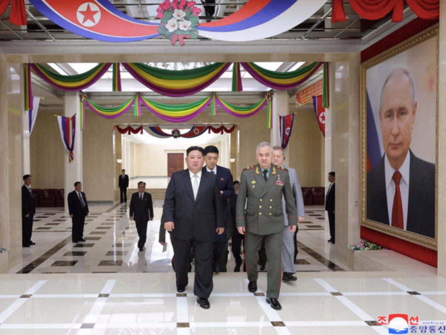 Bức chân dung Tổng thống Nga Vladimir Putin trên tường trụ sở của đảng Lao động Triều Tiên. (Ảnh: KCNA)
