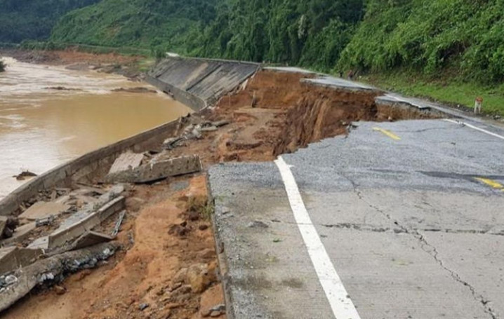 Một điểm đường giao thông nông thôn ở xã Suối Kiết, Tánh Linh bị nứt gãy dài 5m, sạt lở nghiêm trọng. Ảnh: Cổng thông tin tỉnh Bình Thuận.