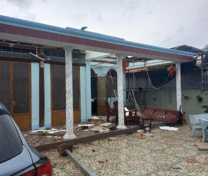 Nhiều ngôi nhà ở huyện Đất Đỏ, tỉnh Bà Rịa - Vũng Tàu bị tốc mái do lốcxoáy, sáng 30/7. 