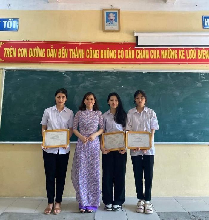 Trần Ngọc Thanh Đan (thứ 3 từ trái sang) là thí sinh duy nhất cả nước đạt điểm 10 môn Ngữ văn.