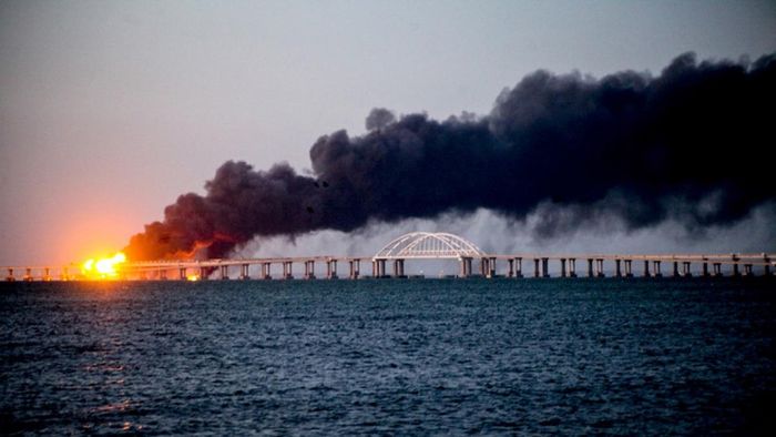 Cháy và khói bốc lên trên cầu Crimea hôm 8/10/2022. Ảnh: Getty Images