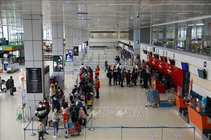 Hành khách làm thủ tục lên chuyến bay tại sảnh E sân bay Nội Bài. Ảnh tư liệu