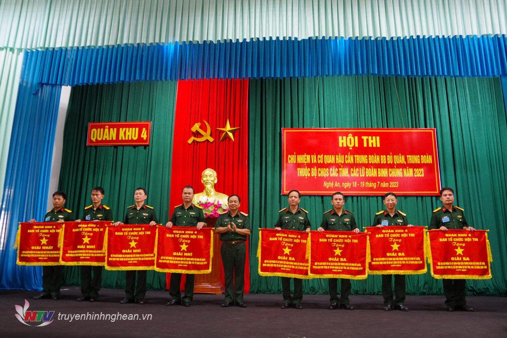 Thiếu tướng Nguyễn Ngọc Hà - Phó Tư lệnh Quân khu trao giải cho các tập thể đạt giải cao của Hội thi.