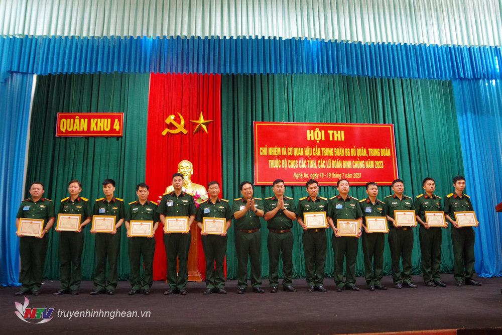 Đại tá Nguyễn Thanh Vân - Chủ nhiệm Hậu cần Quân khu và Thượng tá Phạm Đức Tuấn - Phó Chủ nhiệm Hậu cần Quân khu trao giải cho các cá nhân đạt giải cao của Hội thi.