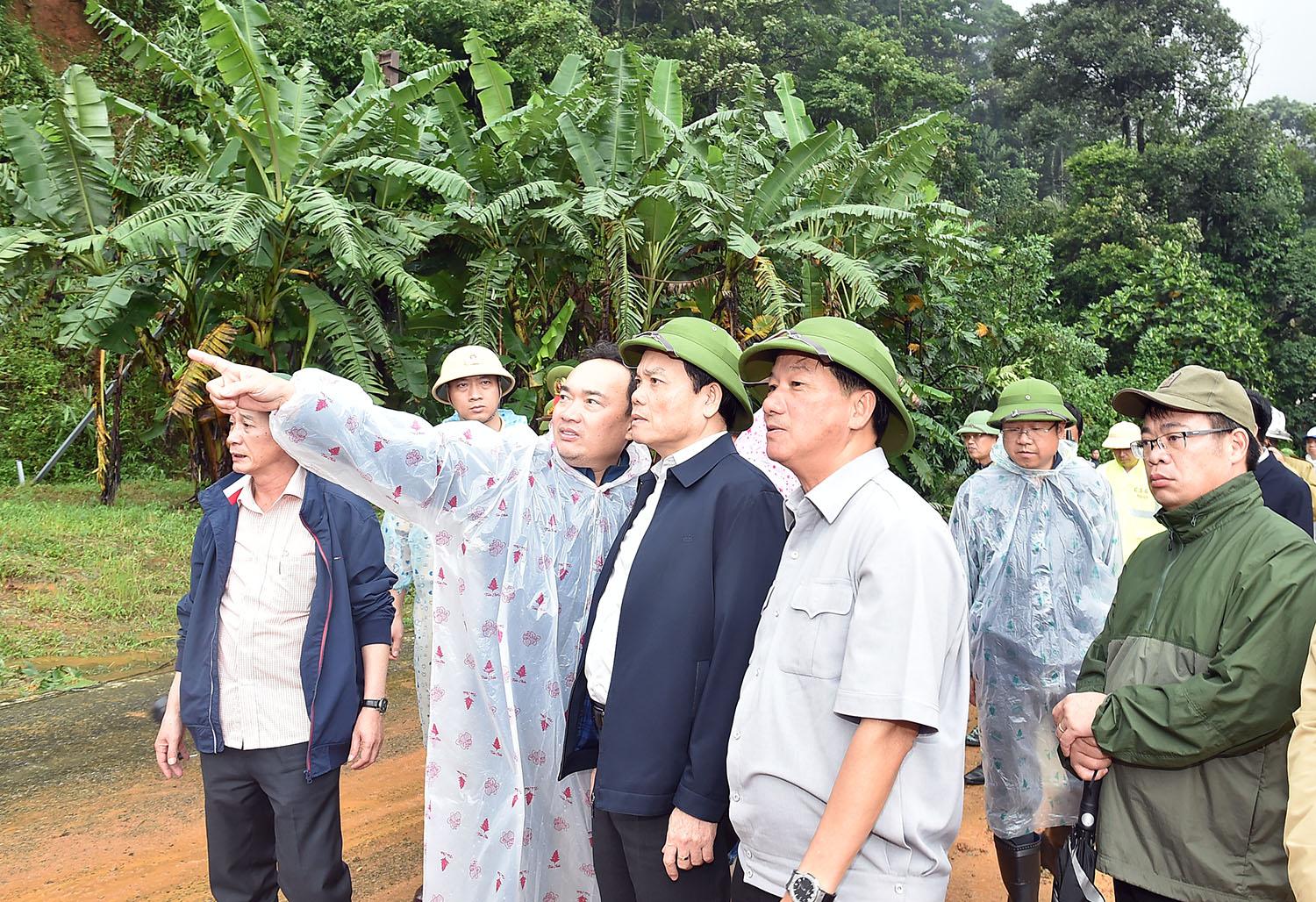Phó Thủ tướng Trần Lưu Quang kiểm tra hiện trường vụ sạt lở