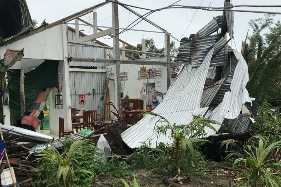 Mưa lớn kèm dông lốc làm nhiều căn nhà ở huyện Gò Quao và Giồng Riềng (Kiên Giang) bị sập và tốc mái. 