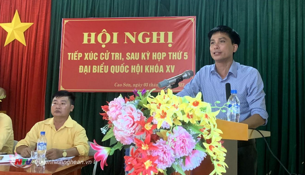 Đồng chí Hoàng Quyền - Phó Bí thư Huyện uỷ, Chủ tịch UBND huyện Anh Sơn giải trình, tiếp thu ý kiến của cử tri.