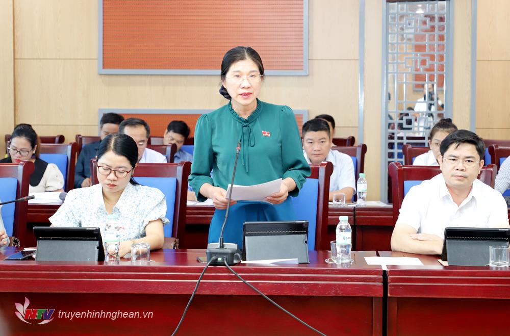 Đại biểu Lô Thị Kim Ngân - Trưởng Ban Dân tộc HĐND tỉnh phát biểu thảo luận.