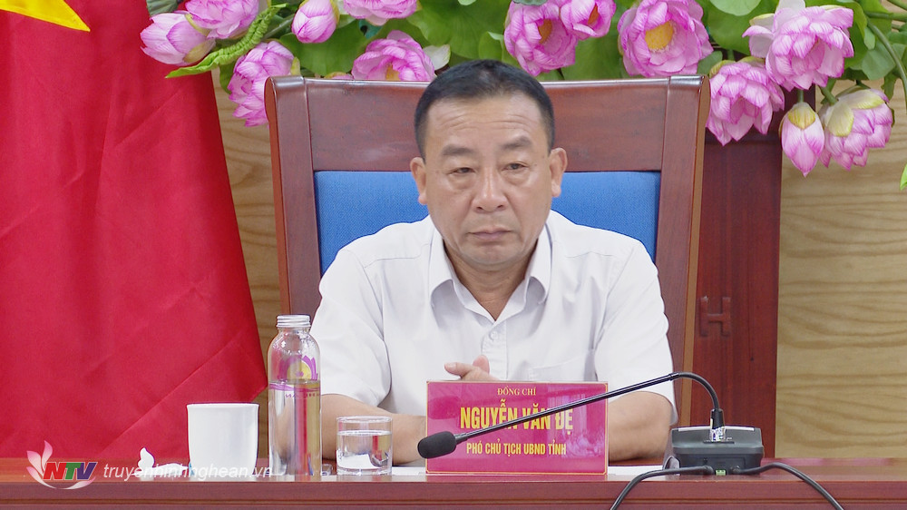 Đồng chí Nguyễn Văn Đệ - Phó Chủ tịch UBND tỉnh chủ trì cuộc họp tại điểm cầu Nghệ An.